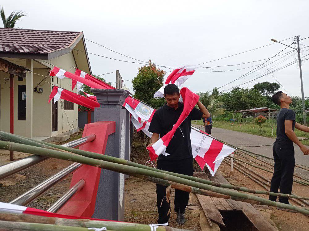 Gotong Royong Menyongsong HUT RI Ke-77