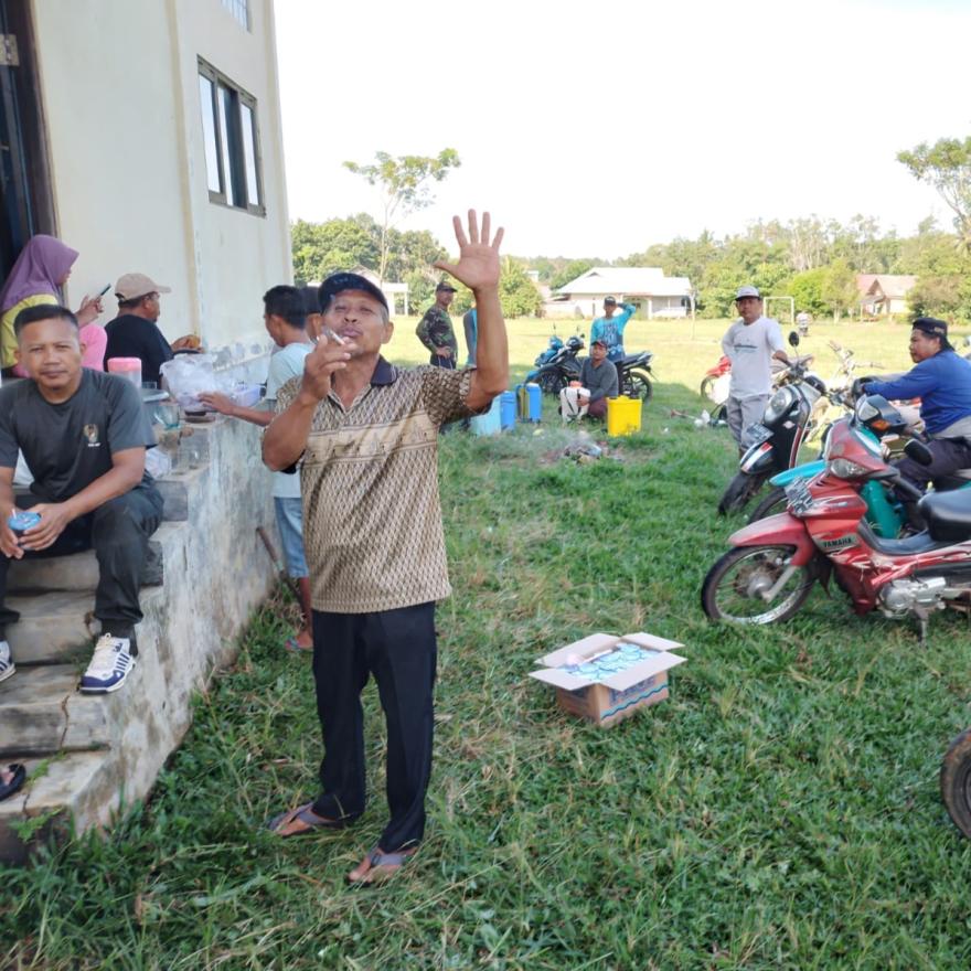 Kegiatan LPM : Kerja Bakti Bersama Perangkat Desa, Ketua RT, Babinsa dan Lembaga Adat