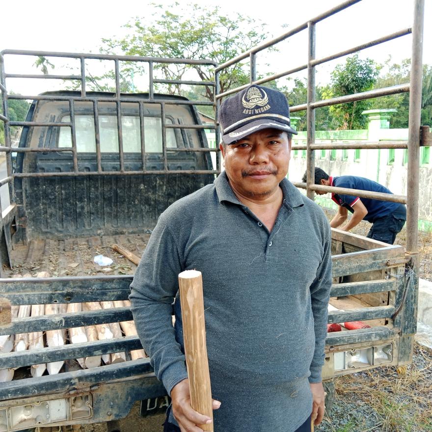 Perangkat Desa Memasang Patok di Area Fasilitas Umum